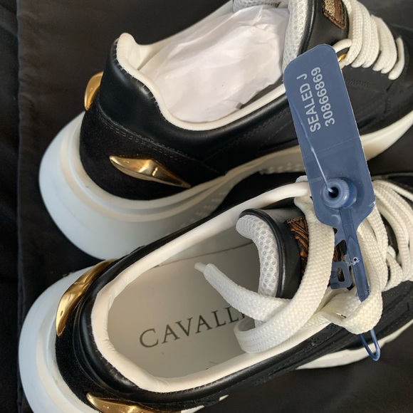 Brand new Roberto cavalli sneaker . Fits Women’s 7/7.5 - Picture 2 of 2